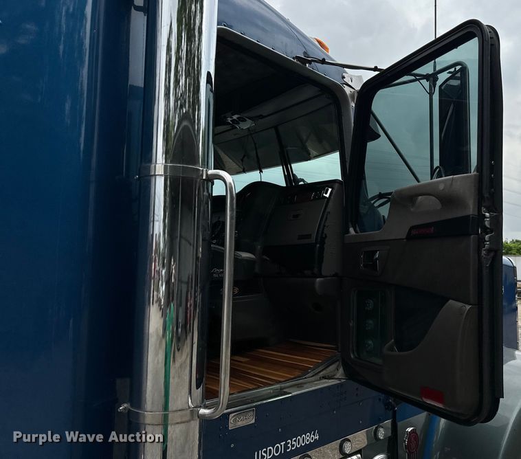 image for item DU3008 2005 Kenworth  W900  semi truck