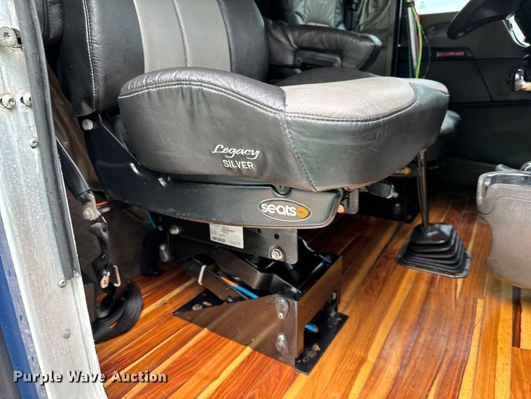 image for item DU3008 2005 Kenworth  W900  semi truck