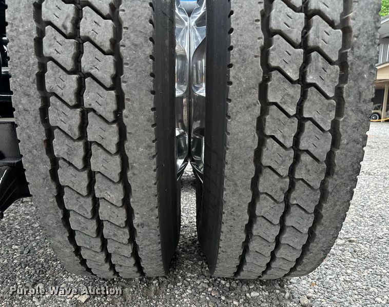 image for item DU3008 2005 Kenworth  W900  semi truck