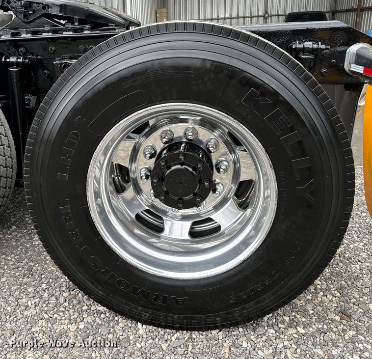 image for item DU3008 2005 Kenworth  W900  semi truck