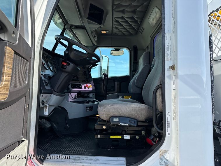 image for item EG1463 2013 Freightliner Coronado SD semi truck