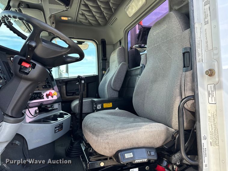 image for item EG1463 2013 Freightliner Coronado SD semi truck