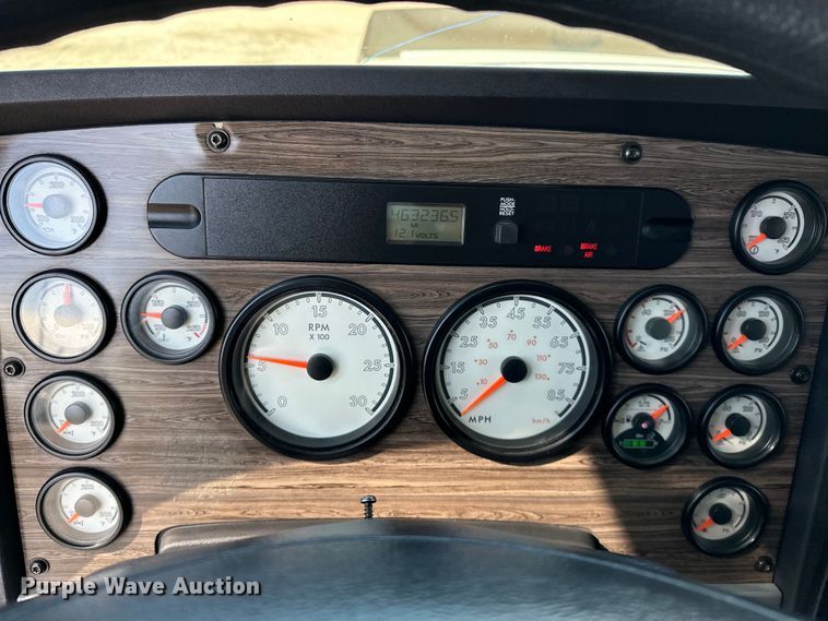 image for item EG1463 2013 Freightliner Coronado SD semi truck