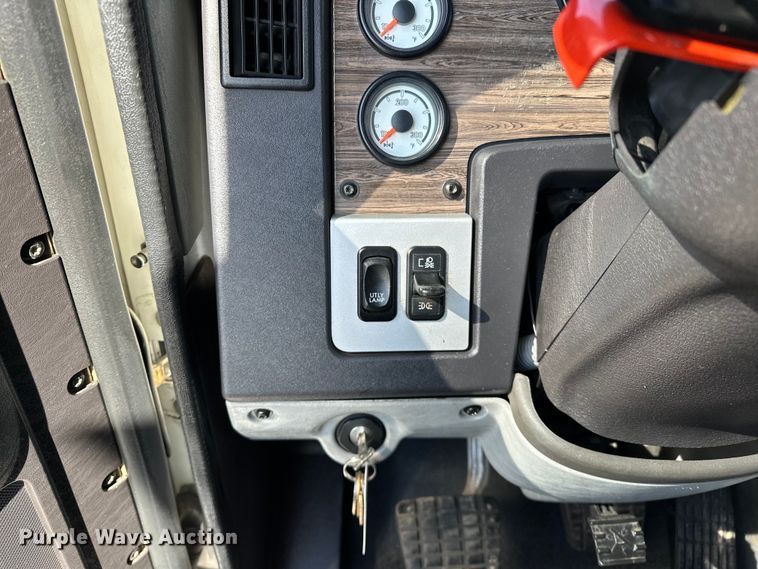 image for item EG1463 2013 Freightliner Coronado SD semi truck