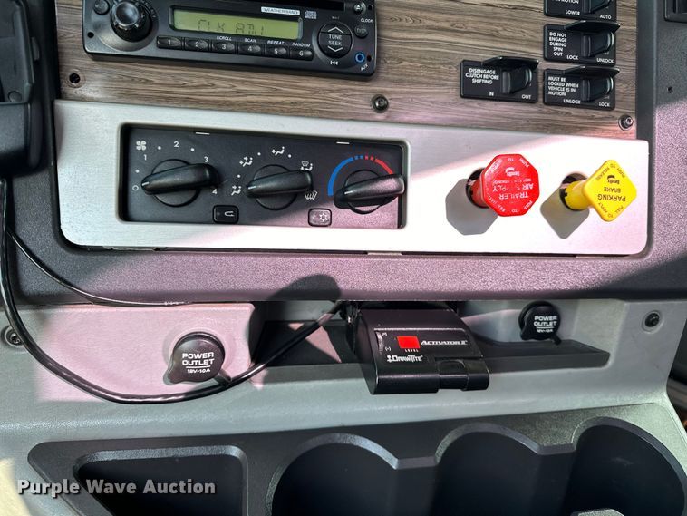 image for item EG1463 2013 Freightliner Coronado SD semi truck