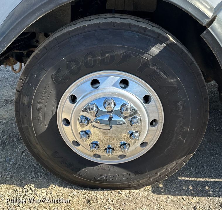 image for item EG1463 2013 Freightliner Coronado SD semi truck