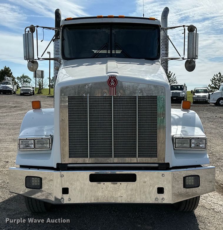 image for item EG1464 2012 Kenworth  T800 semi truck