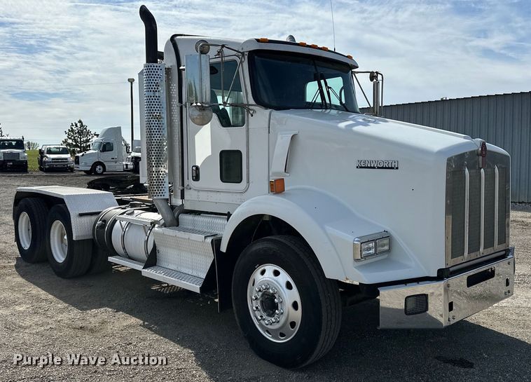 image for item EG1464 2012 Kenworth  T800 semi truck