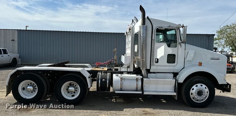 image for item EG1464 2012 Kenworth  T800 semi truck