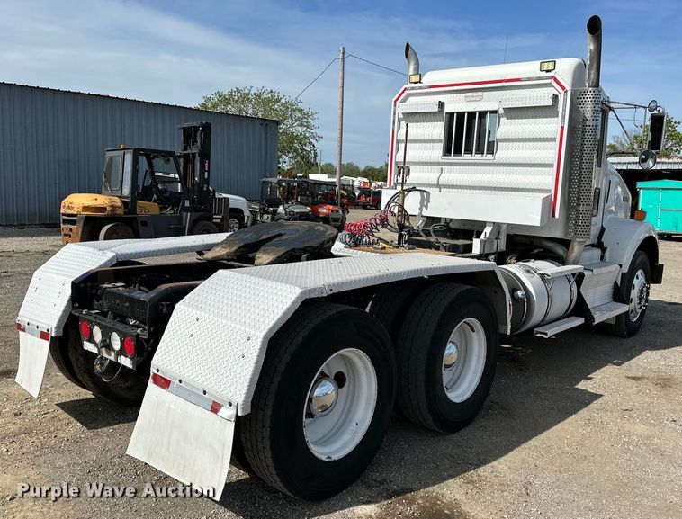 image for item EG1464 2012 Kenworth  T800 semi truck