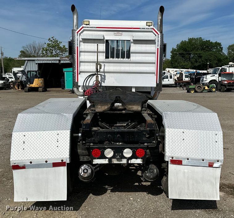 image for item EG1464 2012 Kenworth  T800 semi truck