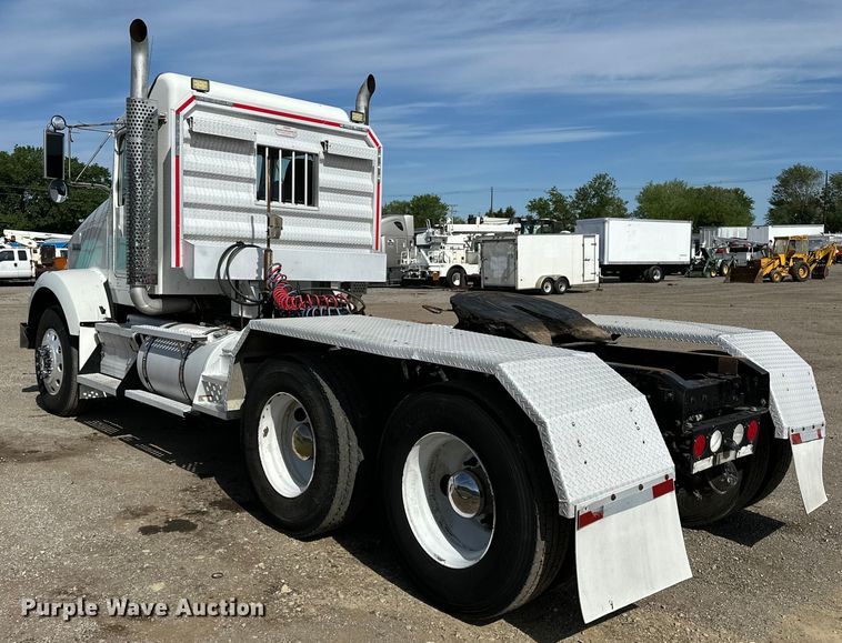 image for item EG1464 2012 Kenworth  T800 semi truck