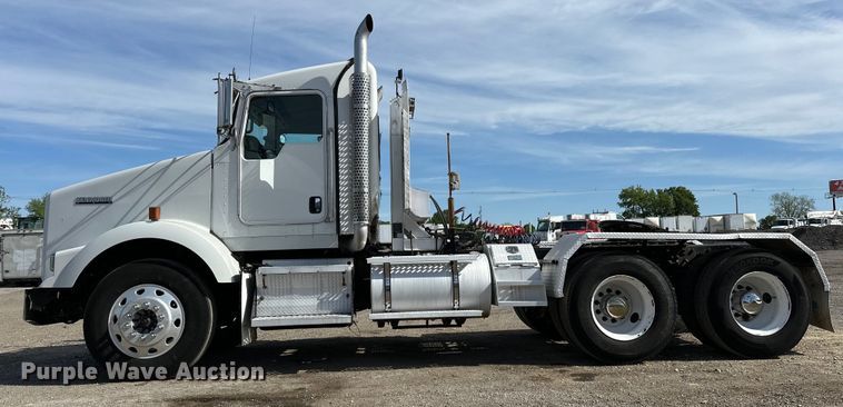 image for item EG1464 2012 Kenworth  T800 semi truck