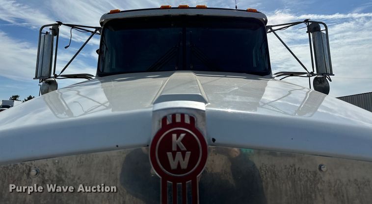 image for item EG1464 2012 Kenworth  T800 semi truck