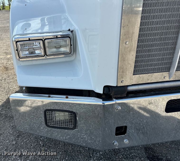image for item EG1464 2012 Kenworth  T800 semi truck