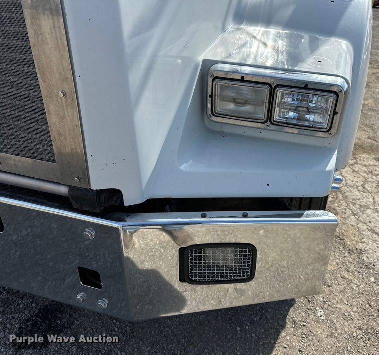 image for item EG1464 2012 Kenworth  T800 semi truck