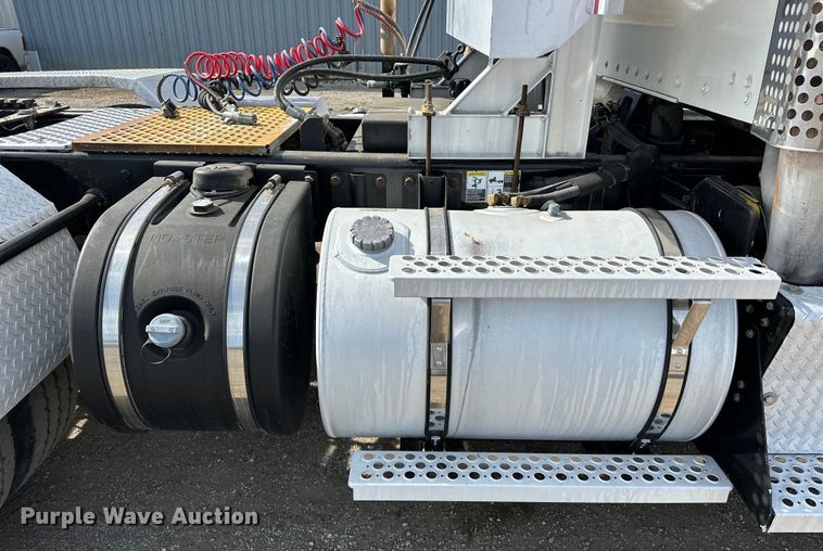 image for item EG1464 2012 Kenworth  T800 semi truck