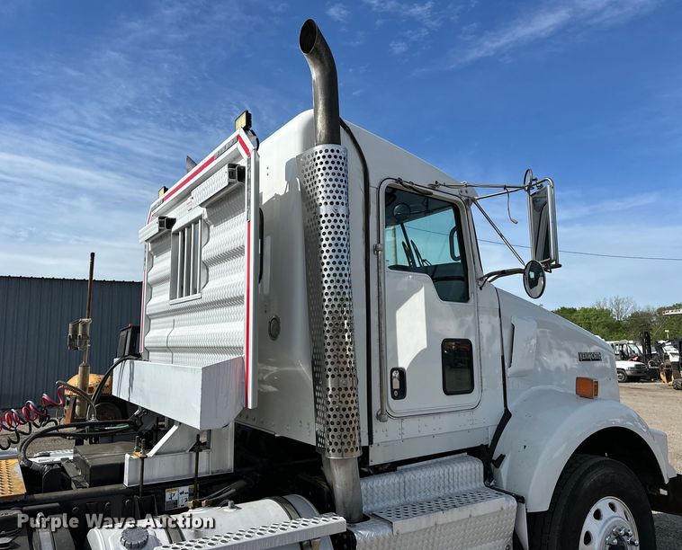 image for item EG1464 2012 Kenworth  T800 semi truck