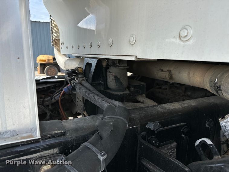 image for item EG1464 2012 Kenworth  T800 semi truck