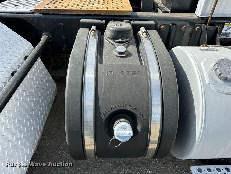 image for item EG1464 2012 Kenworth  T800 semi truck