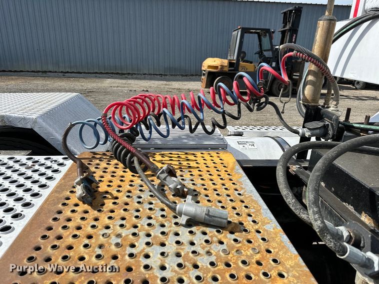 image for item EG1464 2012 Kenworth  T800 semi truck