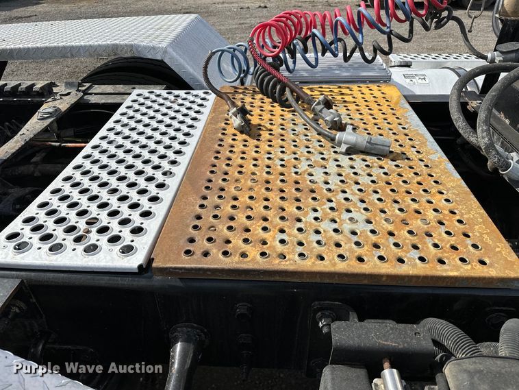 image for item EG1464 2012 Kenworth  T800 semi truck