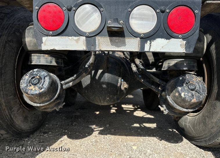 image for item EG1464 2012 Kenworth  T800 semi truck