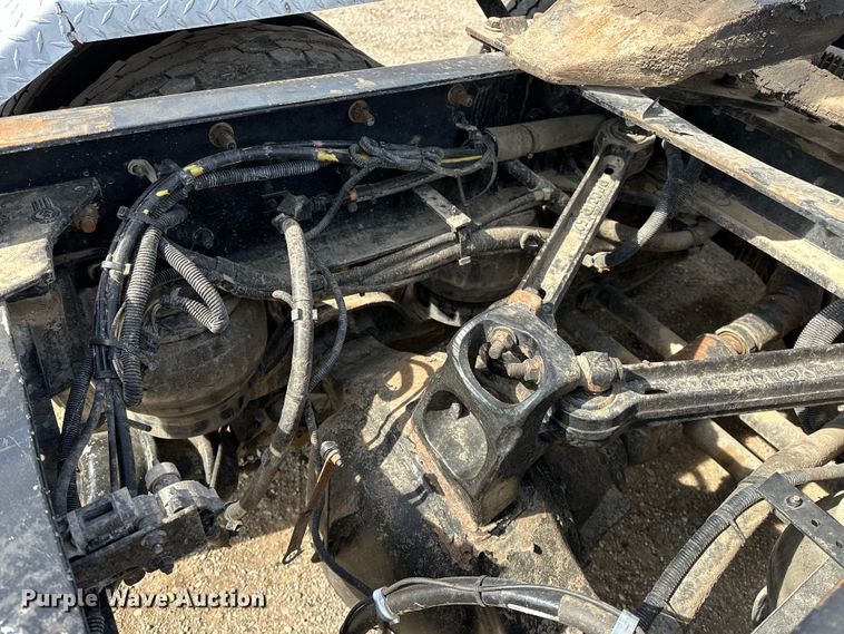 image for item EG1464 2012 Kenworth  T800 semi truck