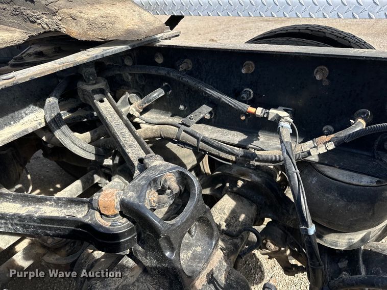 image for item EG1464 2012 Kenworth  T800 semi truck