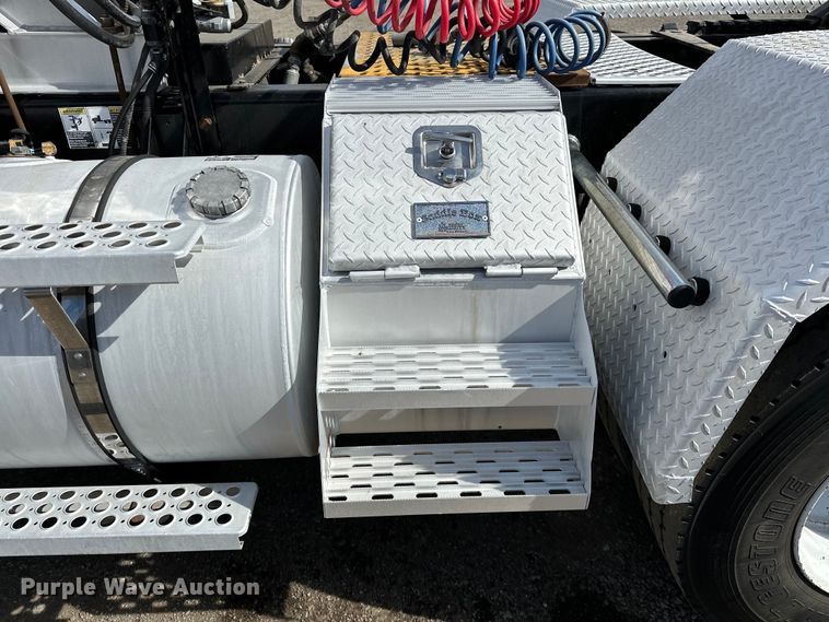 image for item EG1464 2012 Kenworth  T800 semi truck