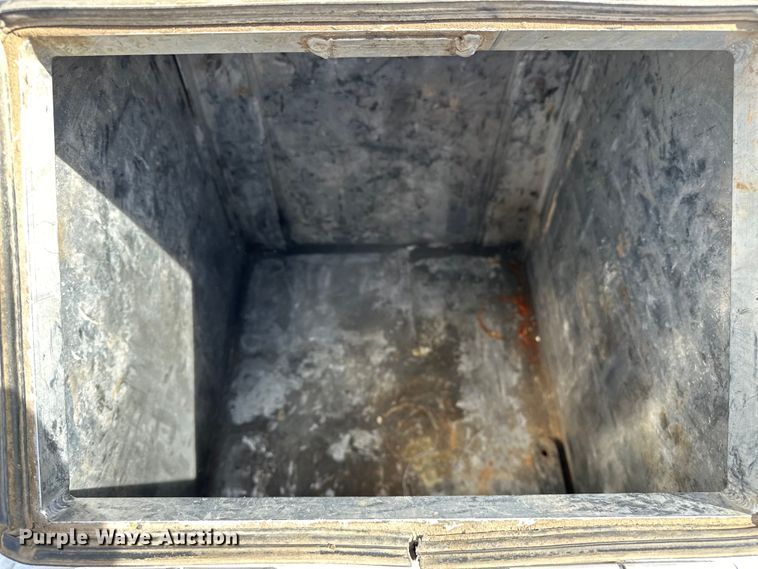 image for item EG1464 2012 Kenworth  T800 semi truck