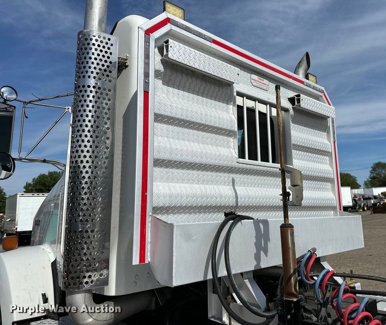 image for item EG1464 2012 Kenworth  T800 semi truck