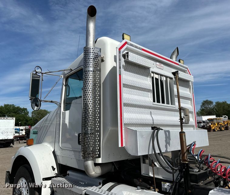 image for item EG1464 2012 Kenworth  T800 semi truck