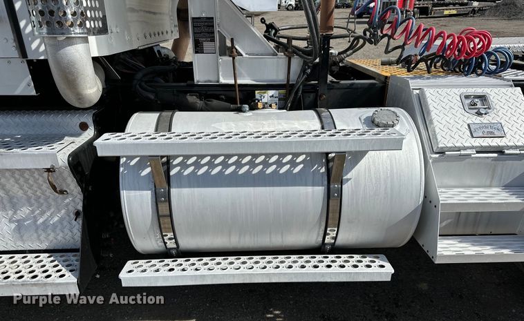 image for item EG1464 2012 Kenworth  T800 semi truck