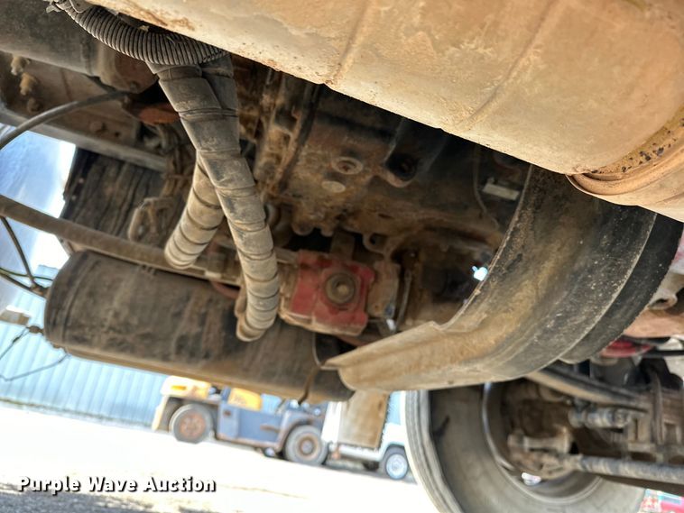 image for item EG1464 2012 Kenworth  T800 semi truck