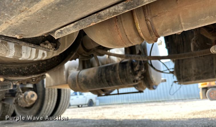 image for item EG1464 2012 Kenworth  T800 semi truck