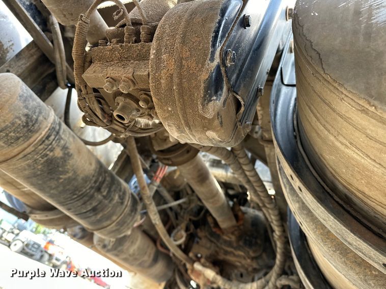 image for item EG1464 2012 Kenworth  T800 semi truck