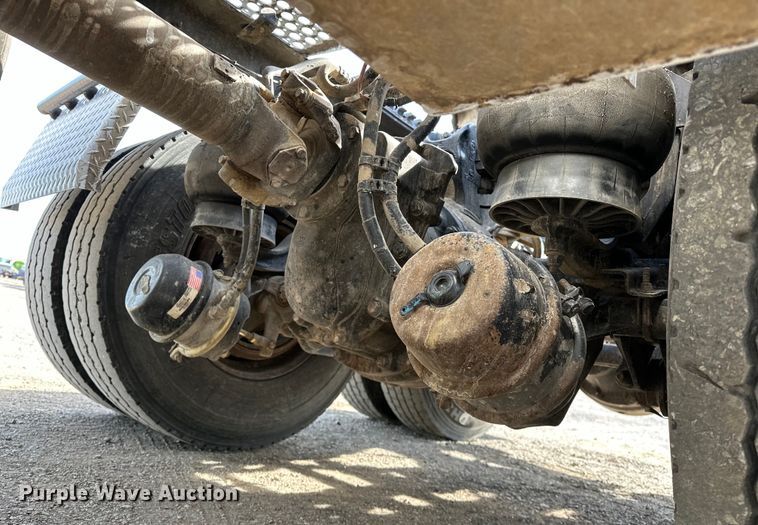 image for item EG1464 2012 Kenworth  T800 semi truck