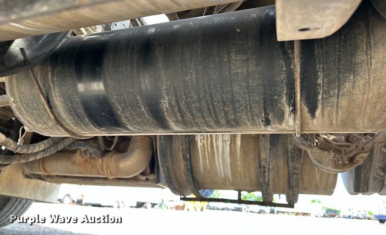 image for item EG1464 2012 Kenworth  T800 semi truck