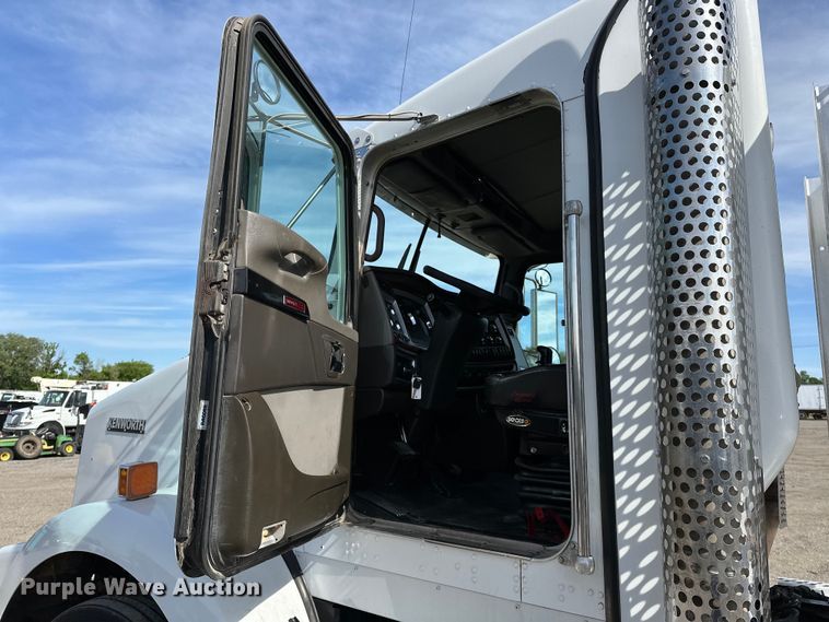 image for item EG1464 2012 Kenworth  T800 semi truck