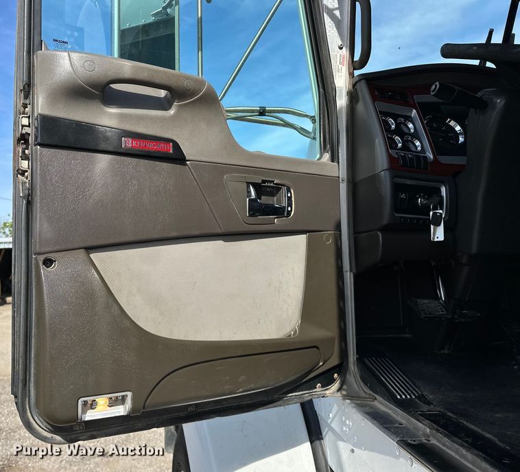 image for item EG1464 2012 Kenworth  T800 semi truck