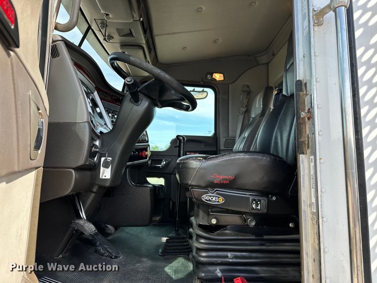 image for item EG1464 2012 Kenworth  T800 semi truck