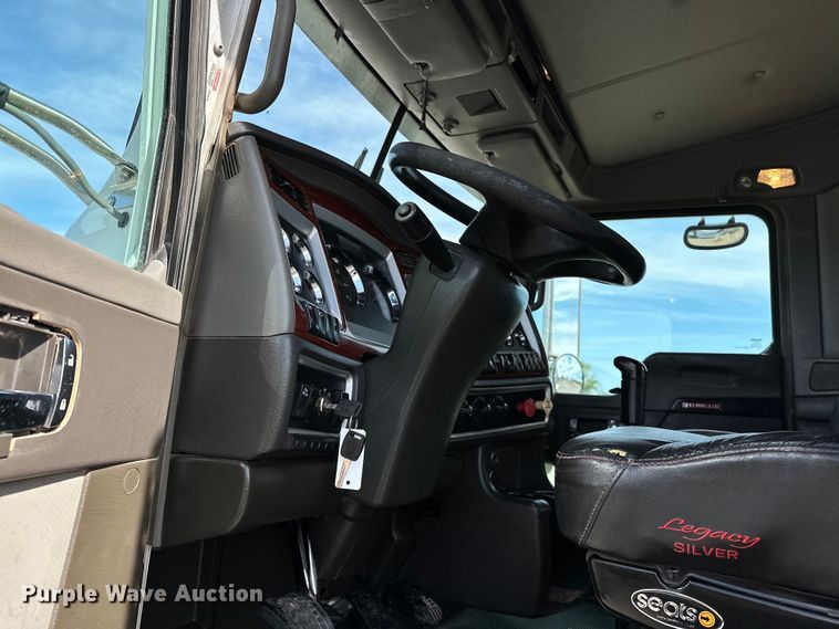 image for item EG1464 2012 Kenworth  T800 semi truck