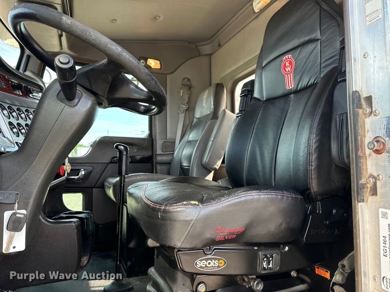 image for item EG1464 2012 Kenworth  T800 semi truck