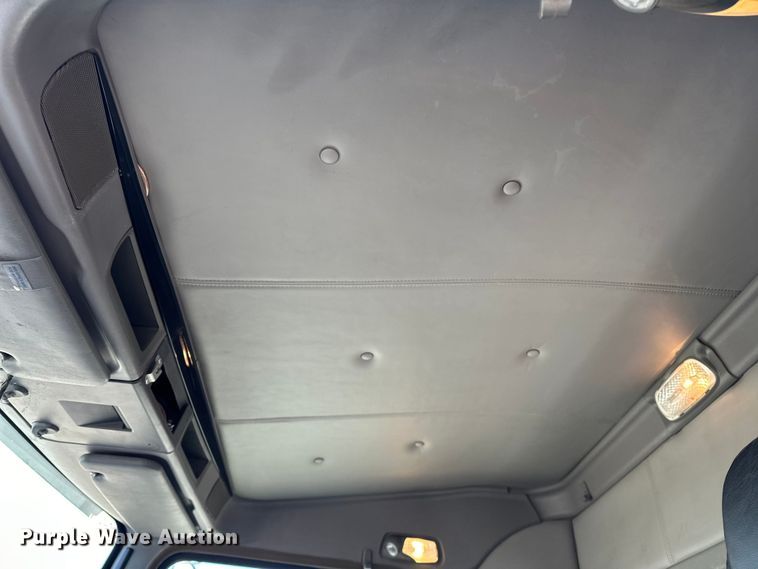 image for item EG1464 2012 Kenworth  T800 semi truck