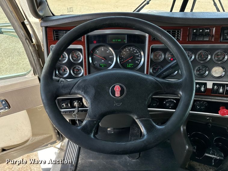 image for item EG1464 2012 Kenworth  T800 semi truck