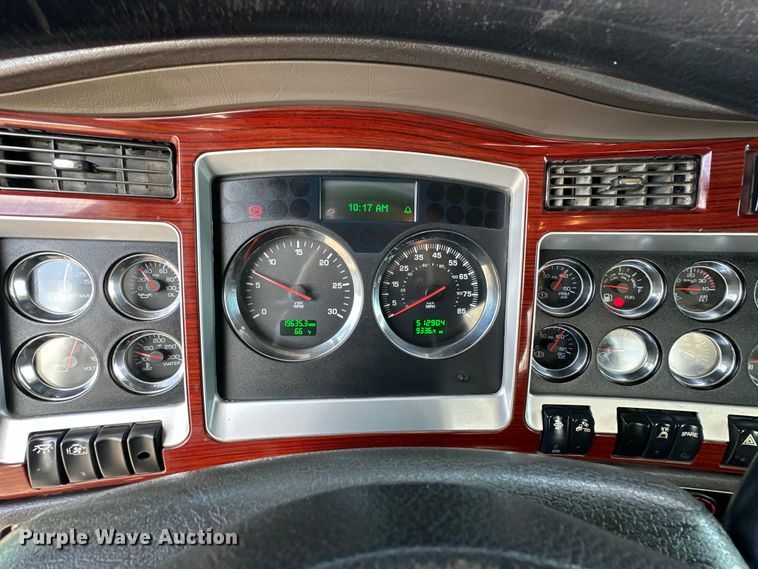 image for item EG1464 2012 Kenworth  T800 semi truck