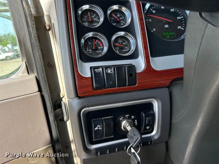 image for item EG1464 2012 Kenworth  T800 semi truck