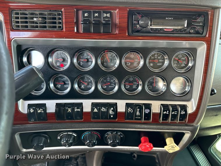 image for item EG1464 2012 Kenworth  T800 semi truck