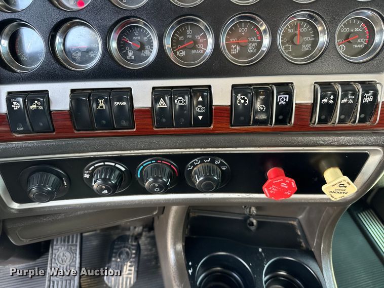 image for item EG1464 2012 Kenworth  T800 semi truck